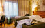 Kuvaoikeudet:: Jimmy Eriksson, Kocksgatan 17K, 116 24 Stockholm, +46 703 73 44 29, info@jimmyeriksson.se Scandic Uppsala Nord, twin room, robe, water boiler
